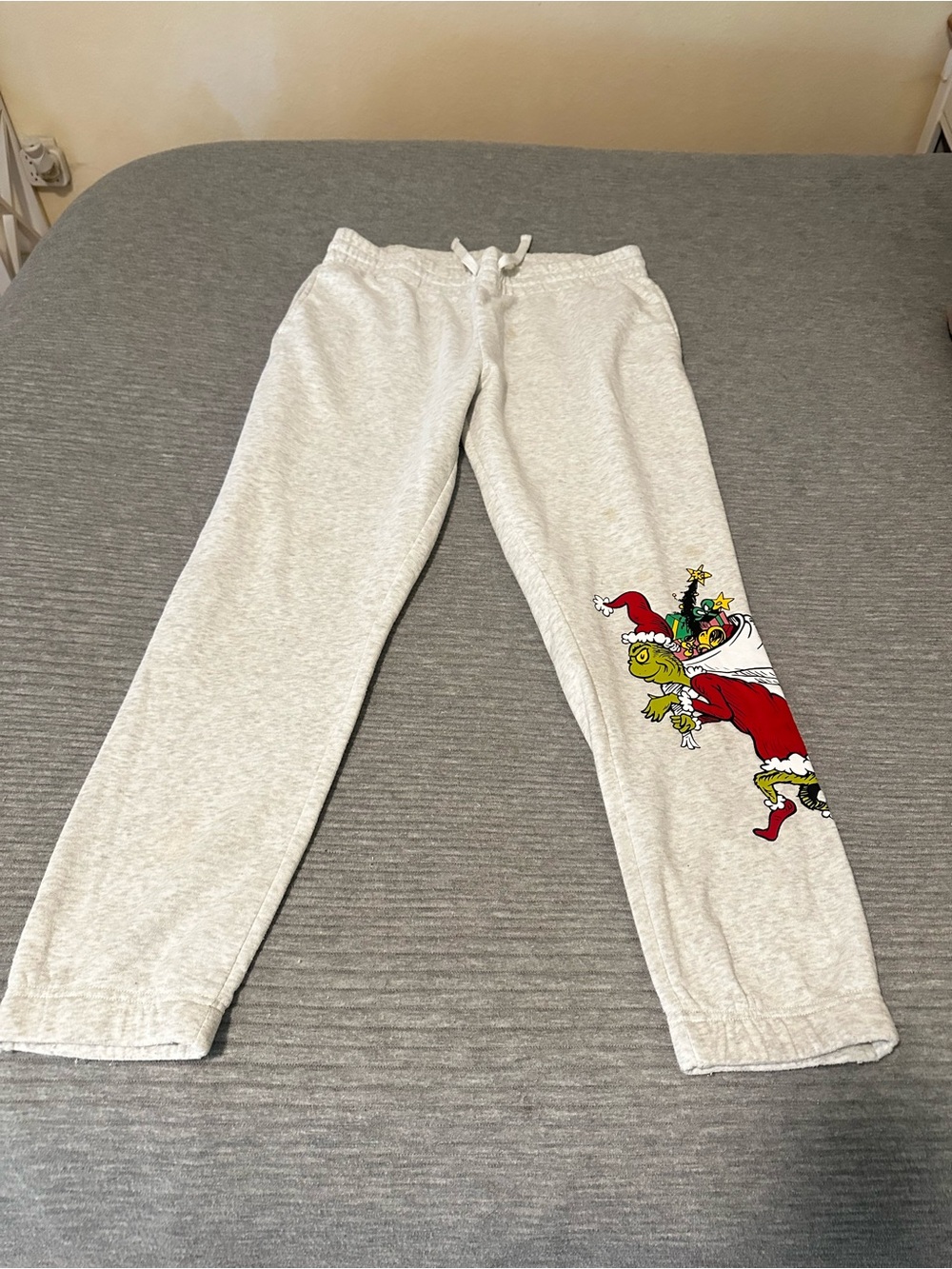 Women’s Light Gray Grinch Graphic Sweatpants